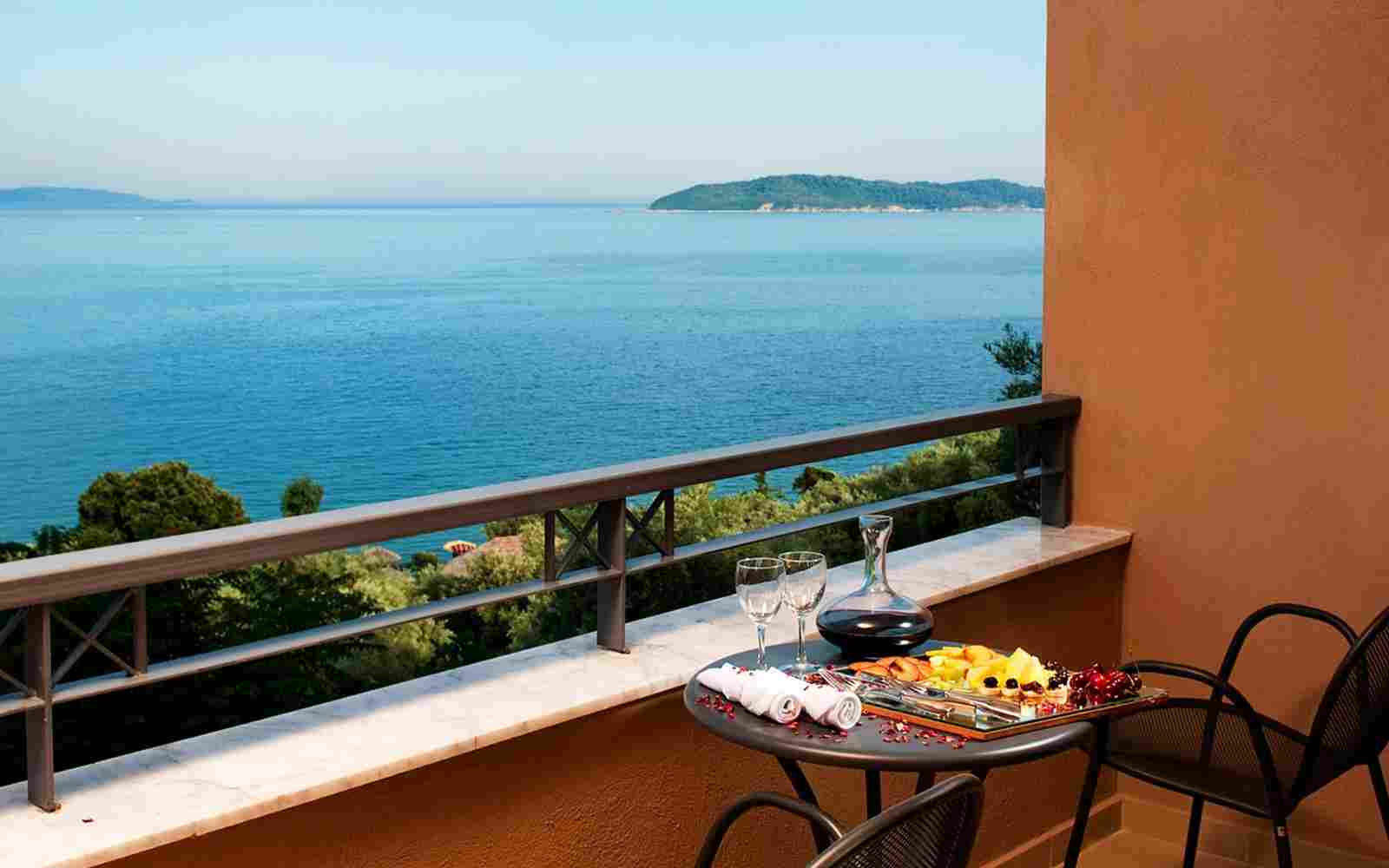 https://hotelapollonia.ro/wp-content/uploads/2016/03/summer-room-16.jpg